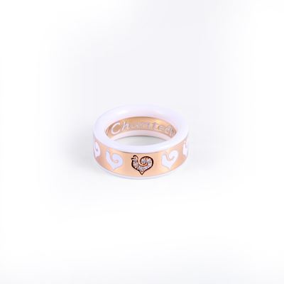 Chantecler, Anello “Carousèl” in ceramica bianca e oro rosa 18 kt con motivi traforati a guisa di...