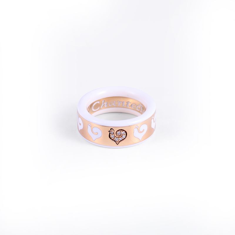 Chantecler, Anello “Carousèl” in ceramica bianca e oro rosa 18 kt con motivi traforati a guisa di...