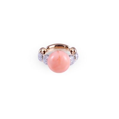 Chantecler, Anello “Bon Bon” in oro rosa 18 kt con corallo rosa cabochon e brillanti