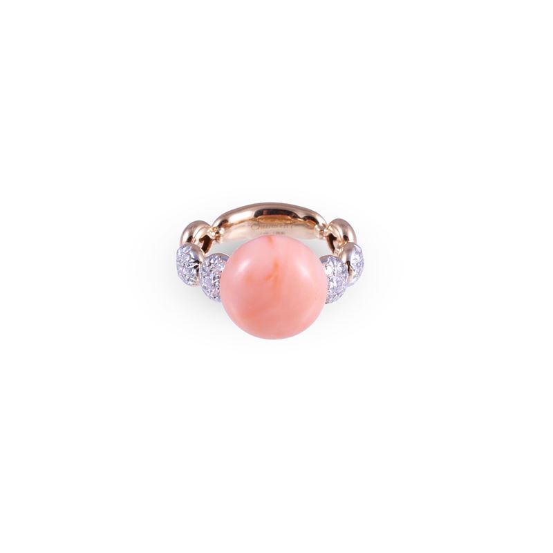 Chantecler, Anello “Bon Bon” in oro rosa 18 kt con corallo rosa cabochon e brillanti