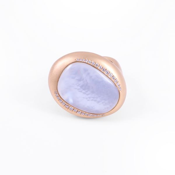 * 18KT GOLD RING SET WITH DIAMONDS, MOTHER-OF-PEARL AND CABOCHON-CUT QUARTZ, BY CHANTECLER "Enchanté"