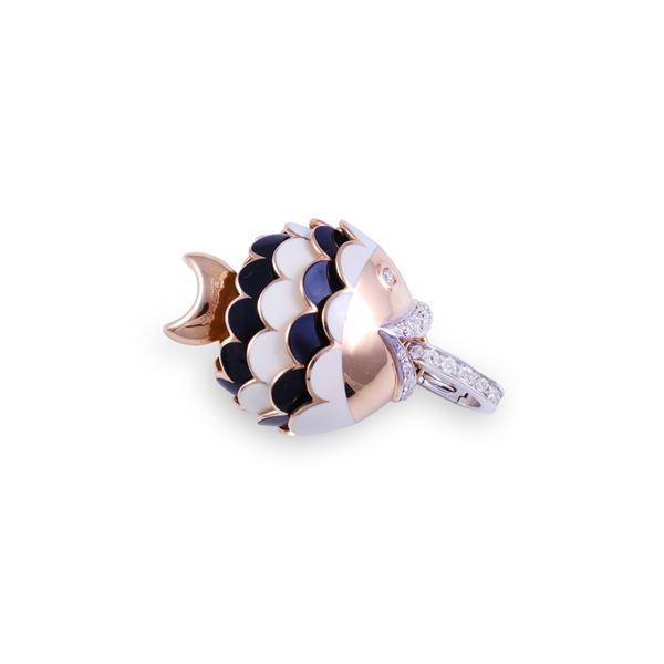 * 18KT GOLD FISH-SHAPED PENDANT SET WITH DIAMONDS AND ENAMEL, BY CHANTECLER "Paillette"