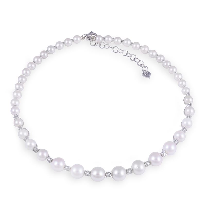 Chantecler, Choker "Cherie" in oro bianco 18 kt con perle d’acqua dolce e brillanti
