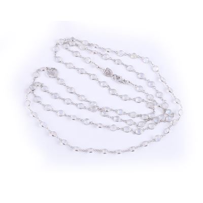 Chantecler, Lunga collana in oro bianco 18 kt con pietre di luna e motivo traforato
