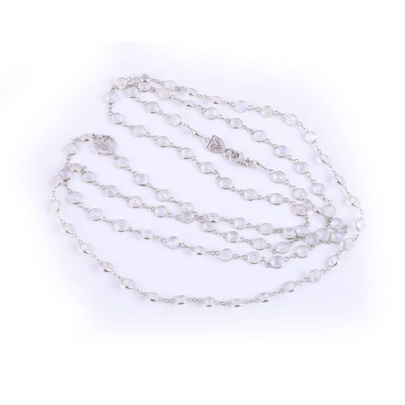 Chantecler, Lunga collana in oro bianco 18 kt con pietre di luna e motivo traforato