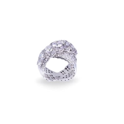 Dámaso Martínez, Anello in oro bianco 18 kt con fascia incrociata e brillanti