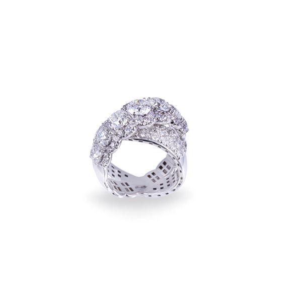 * 18KT GOLD RING SET WITH DIAMONDS, BY DÁMASO MARTÍNEZ
