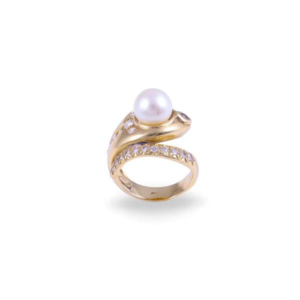 18KT GOLD RING SET WITH DIAMONDS AND CULTURED PEARL