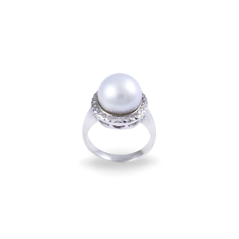 Anello in oro bianco 18 kt con perla coltivata e brillanti