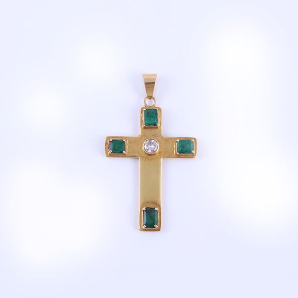18KT GOLD PENDANT SET WITH EMERALDS AND DIAMOND