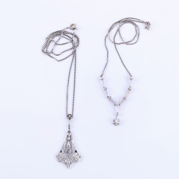 LOT COMPRISING AN 18KT GOLD DIAMOND-SET NECKLACE AND A PENDANT SET WITH DIAMONDS (one missing) AND SAPPHIRES ACCOMPANIED BY AN 18KT GOLD CHAIN