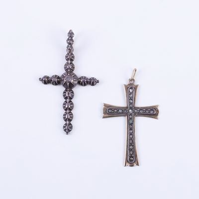 Argento e oro a titolo basso, Due pendenti a forma di croce con diamanti a rosa