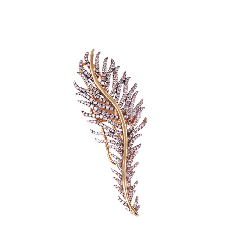 Orecchino a piuma, oro rosa 18 kt con brillanti brown