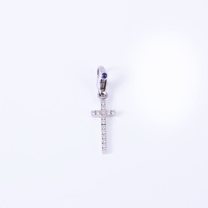 Pasquale Bruni, Croce snodata in oro bianco 18 kt con brillanti e zaffiro cabochon