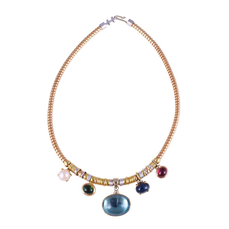 Girocollo in oro 18 kt tubogas con cinque pendenti in acquamarina, zaffiro, tormaline cabochon e ...