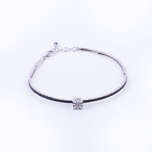 * 18KT GOLD SEMI-RIGID BRACELET SET WITH SAPPHIRES AND AND DIAMOND