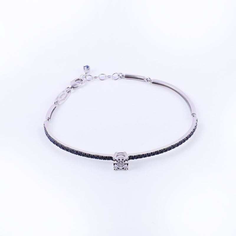 Bracciale semirigido in oro bianco 18 kt con zaffiri e brillante centrale, Gianni Pace Gioielli