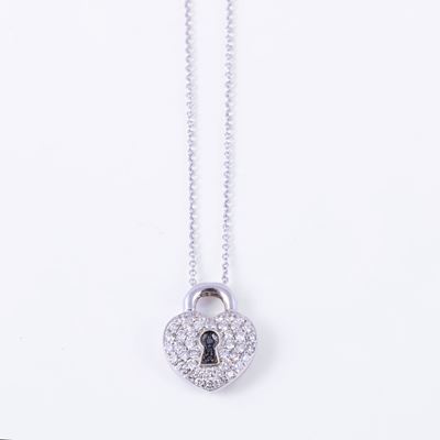 Girocollo in oro bianco 18 kt con pendente a cuore in pavé di brillanti incolori e neri