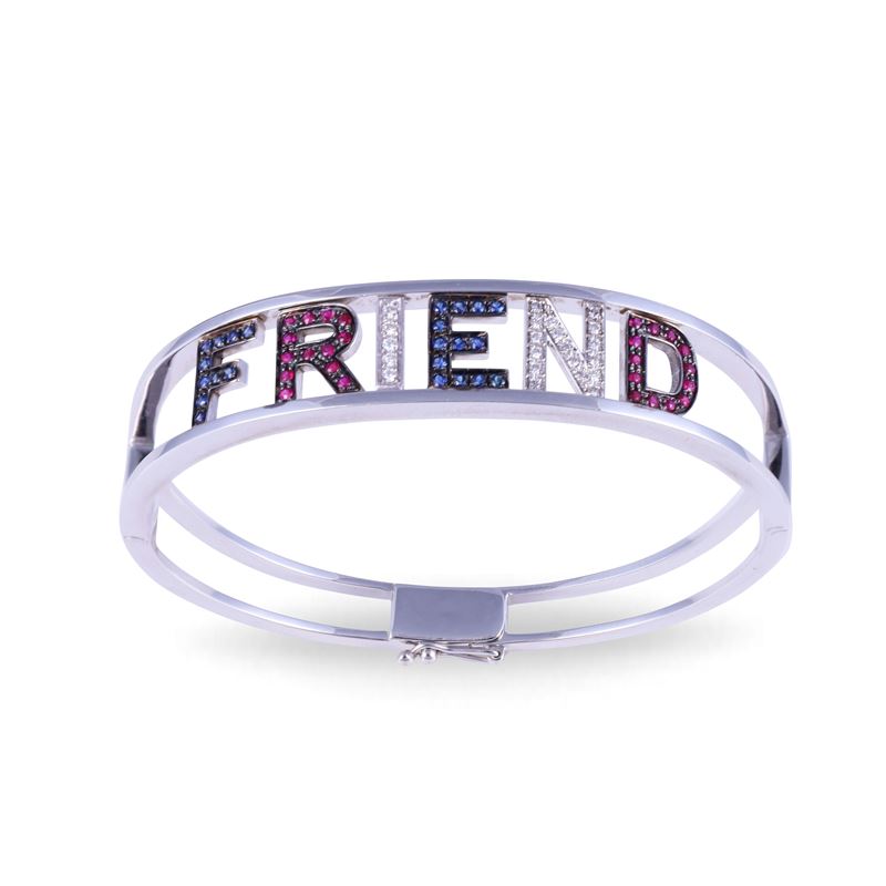 Bracciale rigido in oro bianco 18 kt con scritta “FRIEND” e pietre incastonate
