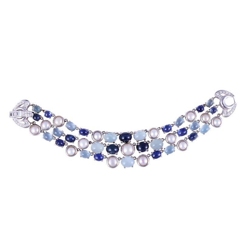 Bracciale, oro bianco 18 kt con zaffiri, acquemarine cabochon, perle Mabé e brillanti