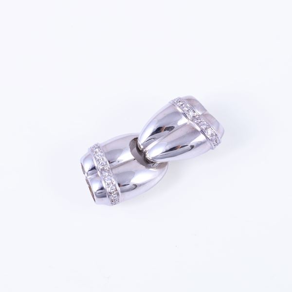 * 18KT GOLD CLASP SET WITH DIAMONDS