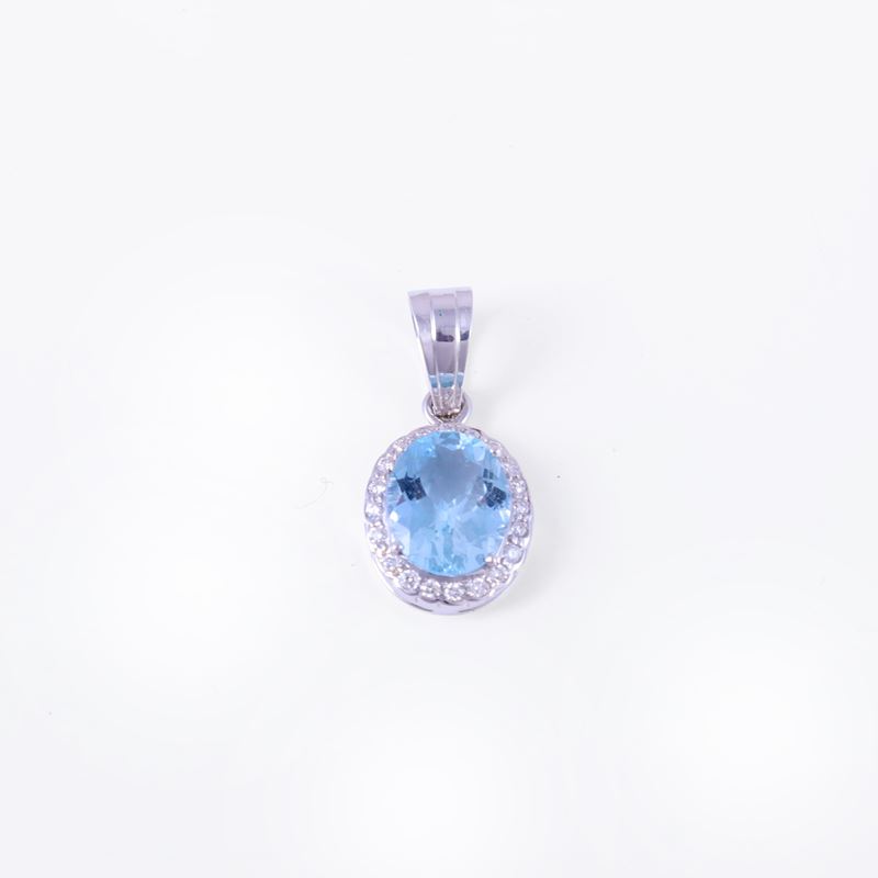 Pendente in oro bianco 18 kt con acquamarina ovale e contorno di brillanti