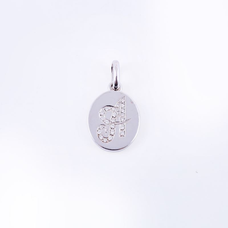 Pendente in oro bianco 18K, lettera “A” in brillanti