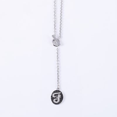 Sautoir, oro bianco 18 kt con maglia rollina e pendente ovale in pavé di diamanti neri e lettera ...