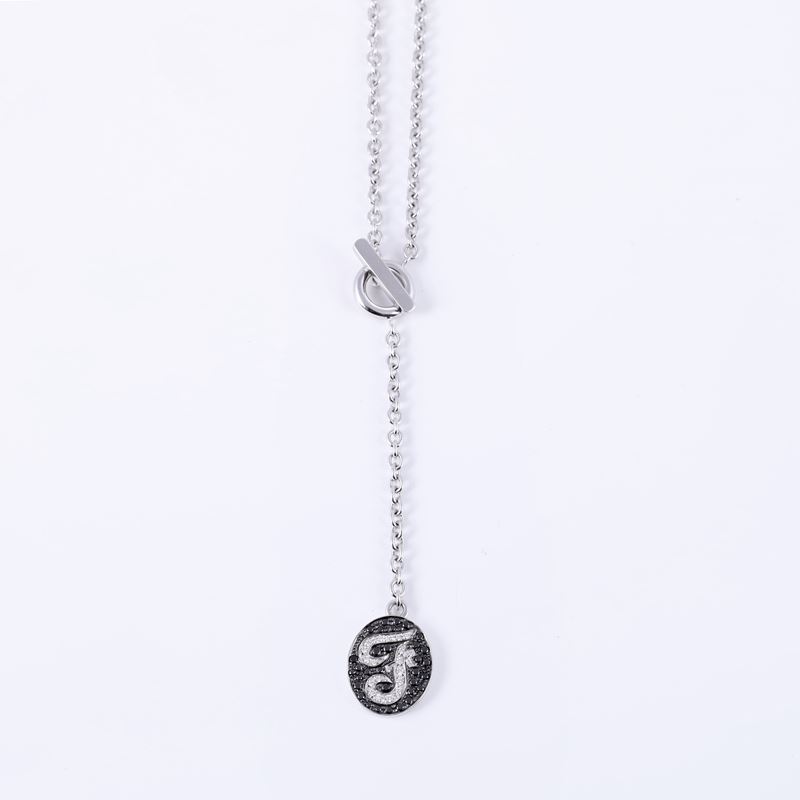 Sautoir, oro bianco 18 kt con maglia rollina e pendente ovale in pavé di diamanti neri e lettera ...