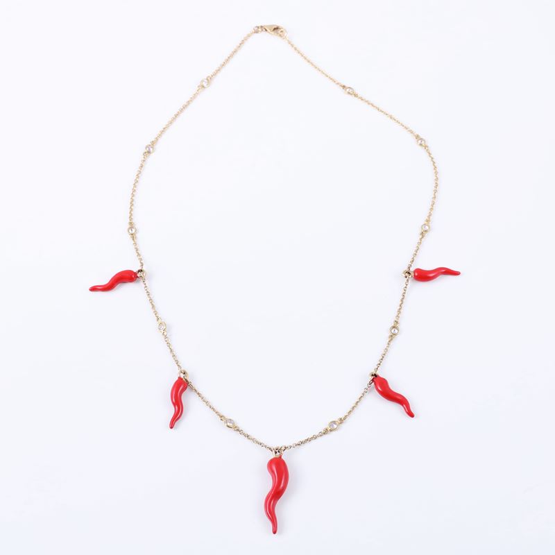 Catenina, girocollo in oro giallo 18 kt con brillanti e cinque cornetti in smalto rosso