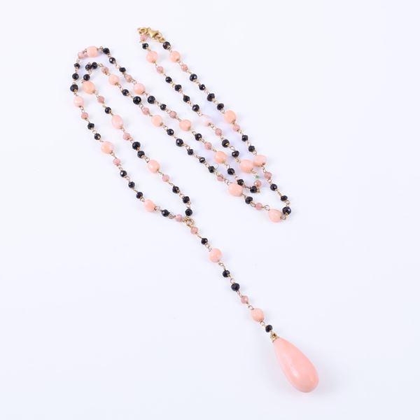 * 18KT GOLD NECKLACE WITH QUARTZ, SPINEL AND CORAL (fêlure)