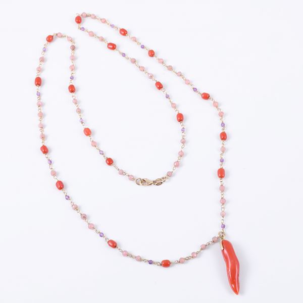 * 18KT GOLD NECKLACE WITH QUARTZ AND CORAL