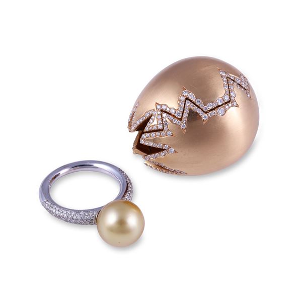 * 18KT GOLD EGG PENDANT AND RING SET WITH DIAMONDS AND CULTURED PEARL, SUSPENDED FORM AN 18KT GOLD CHAIN