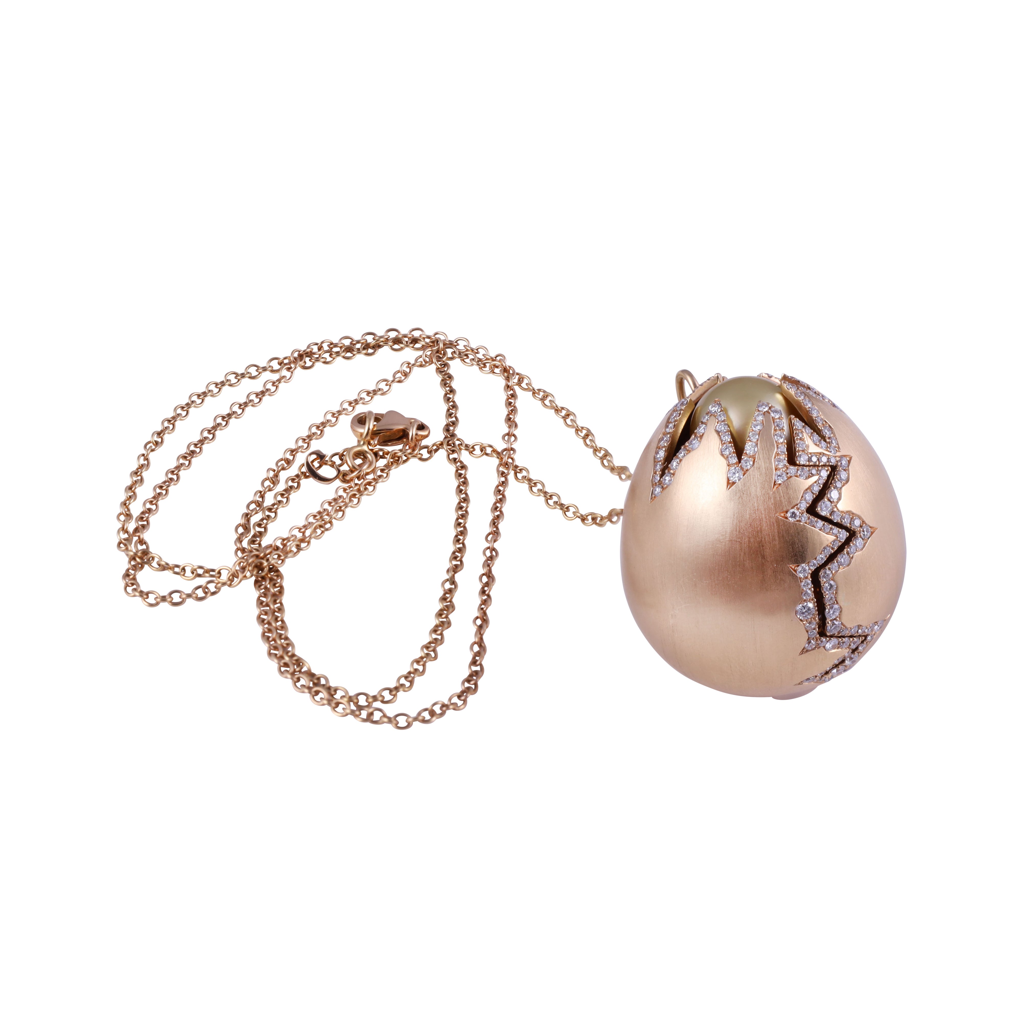 Pendente a forma di uovo apribile, oro rosa 18 kt satinato con brillanti e anello in oro bianco 1...