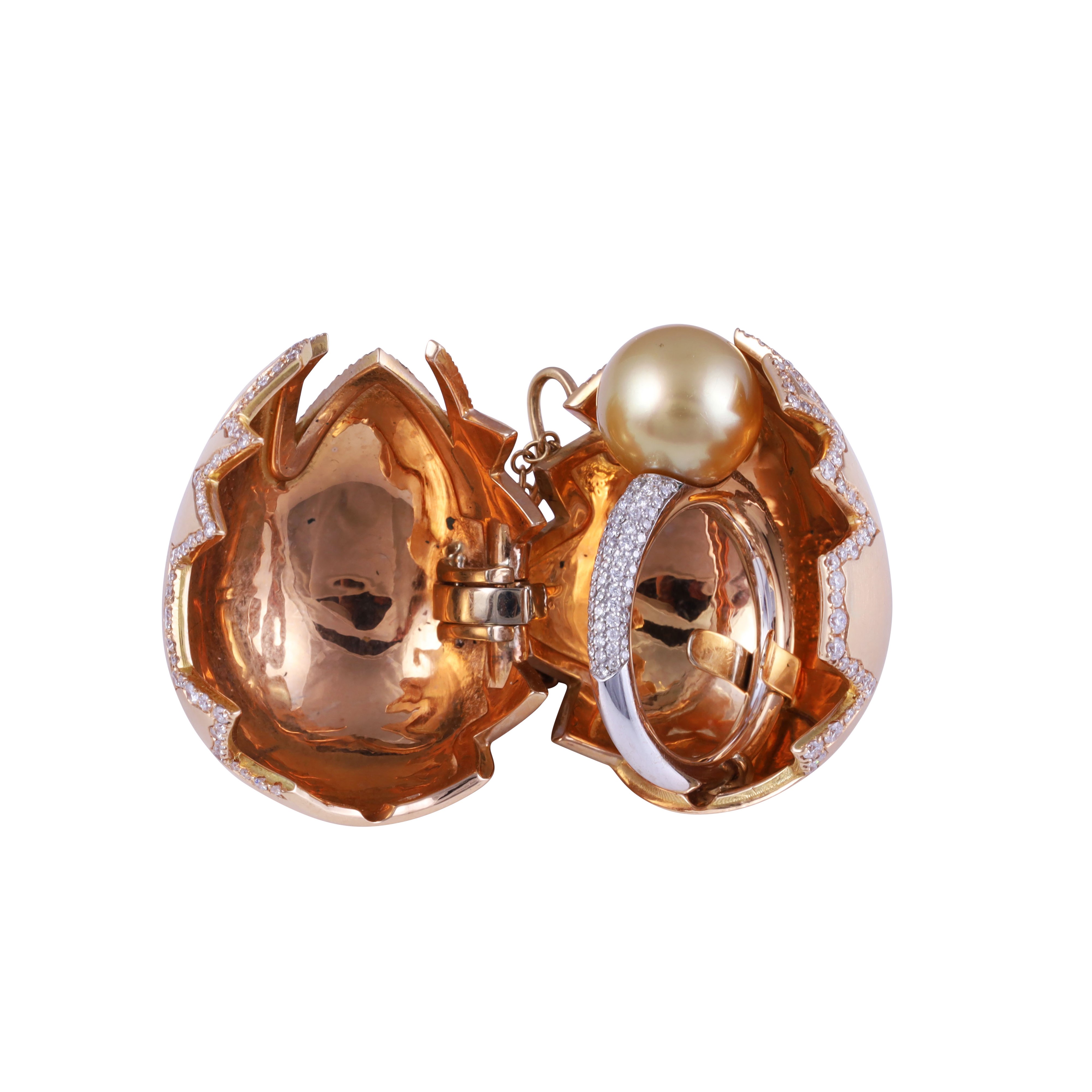 Pendente a forma di uovo apribile, oro rosa 18 kt satinato con brillanti e anello in oro bianco 1...