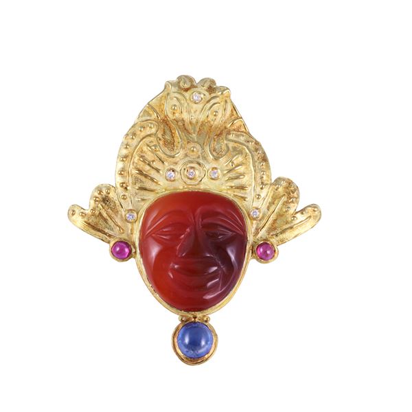 * 18KT GOLD PENDANT SET WITH DIAMONDS, ENGRAVED CARNELIAN, CABOCHON-CUT SAPPHIRE AND RUBIES
