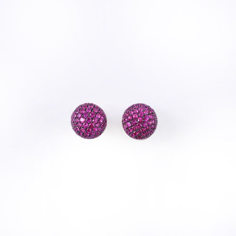 Dámaso Martínez, Orecchini in oro rosa brunito 18 kt con pavé di rubini