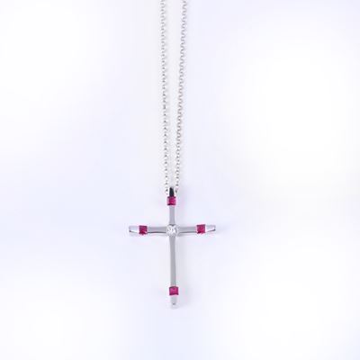 Girocollo in oro bianco 18K con croce in rubini e diamante princess