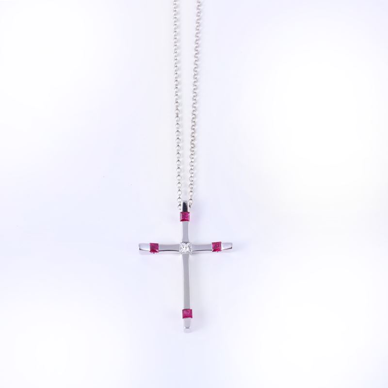 Girocollo in oro bianco 18K con croce in rubini e diamante princess