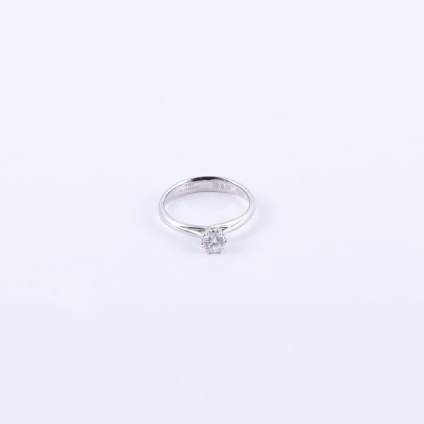 * 18KT GOLD RING SET WITH DIAMOND