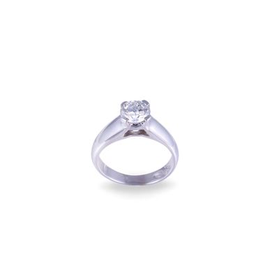 Anello, fascia bombata in oro bianco 18 kt con brillante centrale (~1 ct)