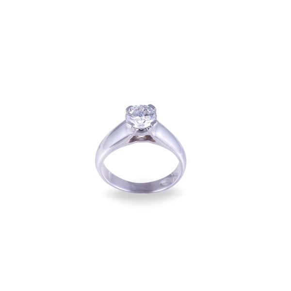 * 18KT GOLD RING SET WITH DIAMOND
