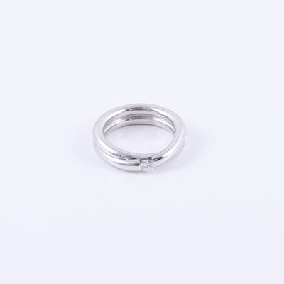 Anello, oro bianco 18 kt con due fedi incrociate e brillante