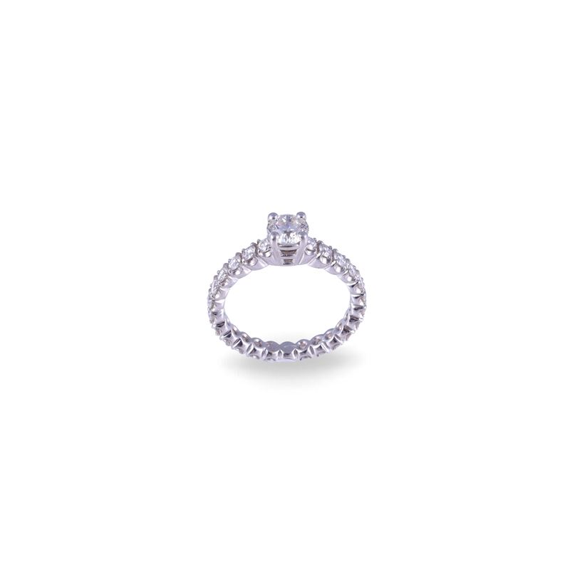 Anello, oro bianco 18 kt con brillanti e diamanti (1,70 ct ca.)