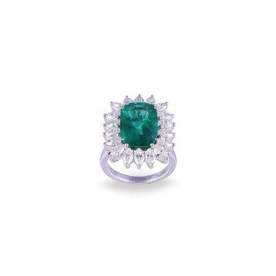 Anello, oro bianco 18 kt con smeraldo ovale e diamanti (mis. 15)