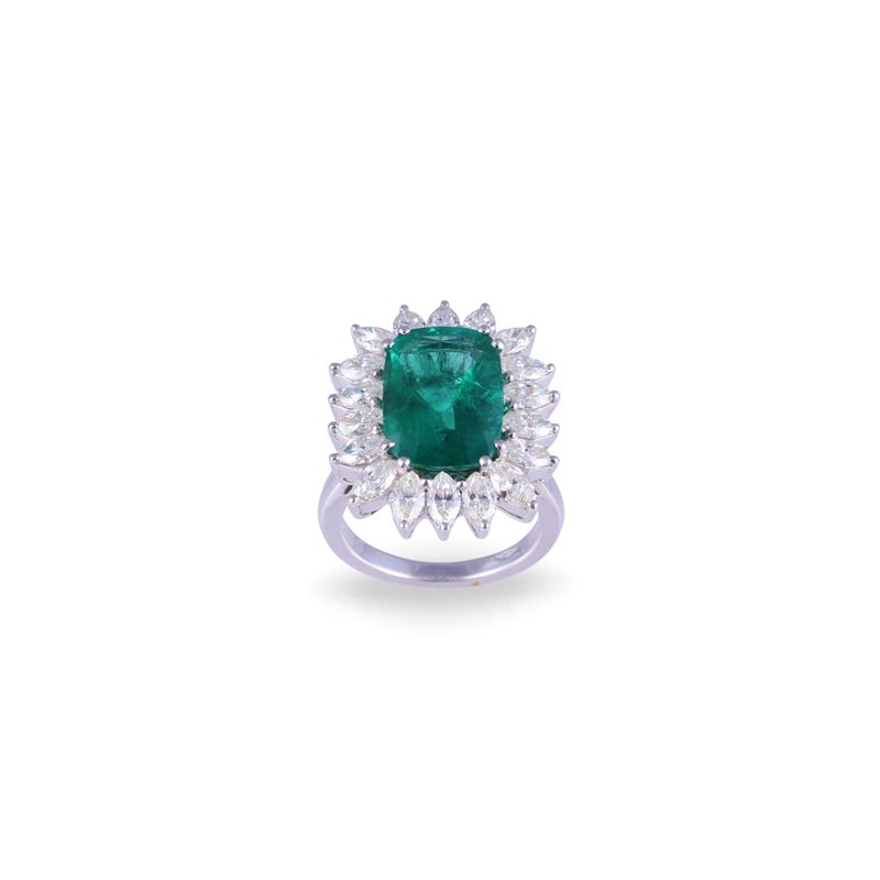 Anello, oro bianco 18 kt con smeraldo ovale e diamanti (mis. 15)