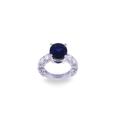 Anello in oro bianco 18 kt con zaffiro ovale e diamanti