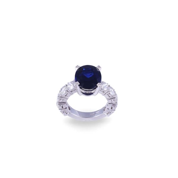 * 18KT GOLD RING SET WITH SAPPHIRE AND DIAMONDS