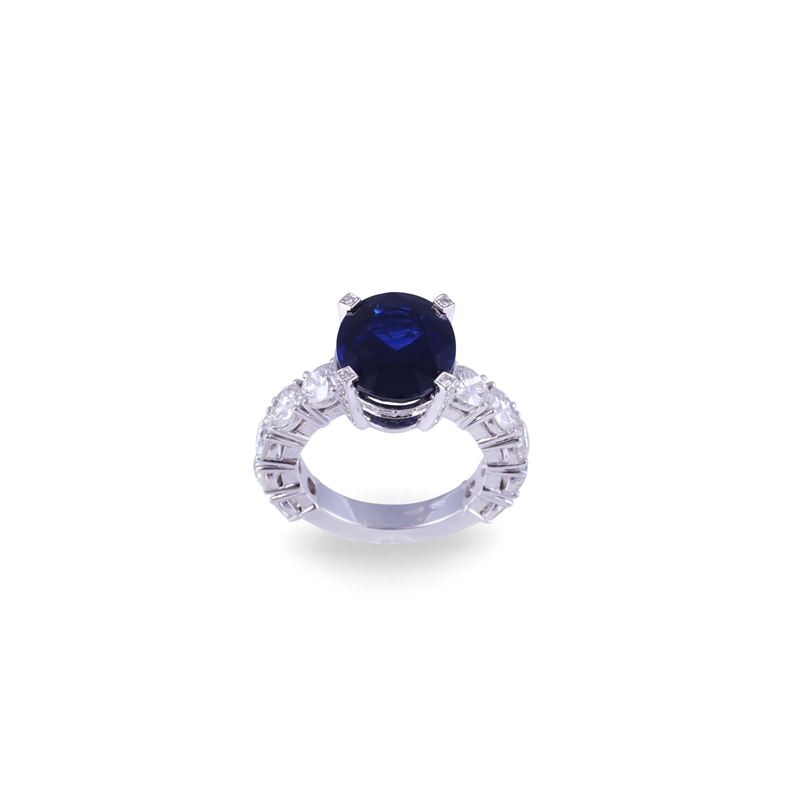 Anello in oro bianco 18 kt con zaffiro ovale e diamanti