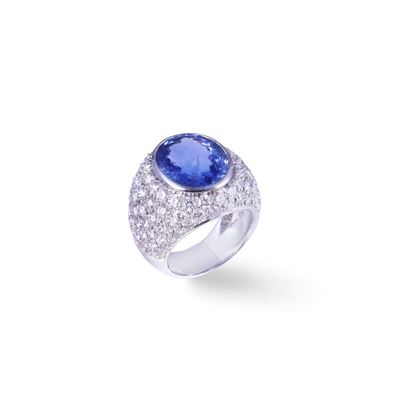 Anello a fascia in oro bianco 18 kt con zaffiro ovale e pavé di brillanti